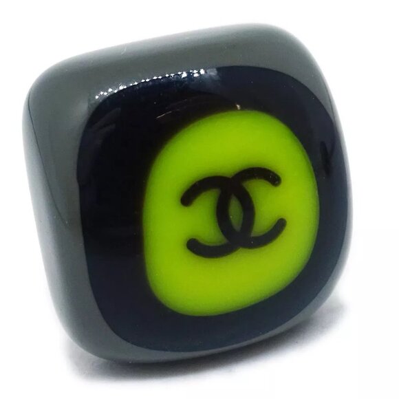 Chanel Square Piercing Earrings Black - Picture 4 of 4